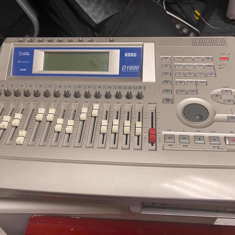 Korg D1600 Digital Recording Studio 16Track Multi-